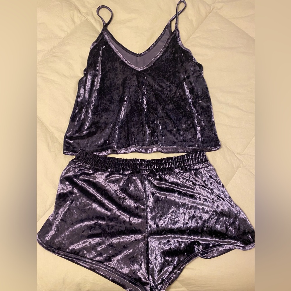 Comfortable v-neck and back spaghetti strap crop top and shorts lounge wear
